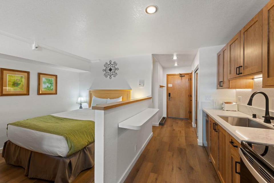 Palisades Tahoe Lodge Rentals Studio Loft #329 Apartment in Palisades Tahoe (Olympic Valley)