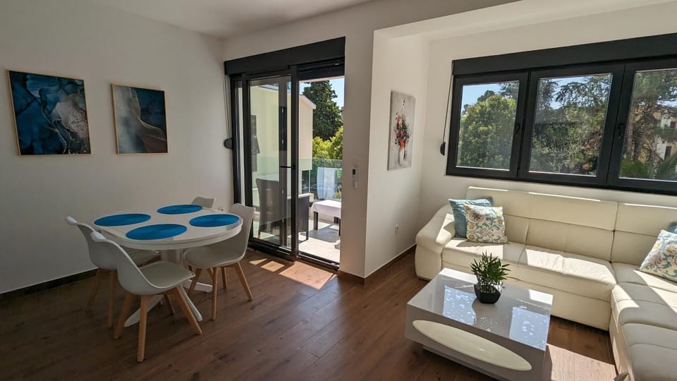 Living room, Seating area, Dining area, Mountain view, Sea view, Street view