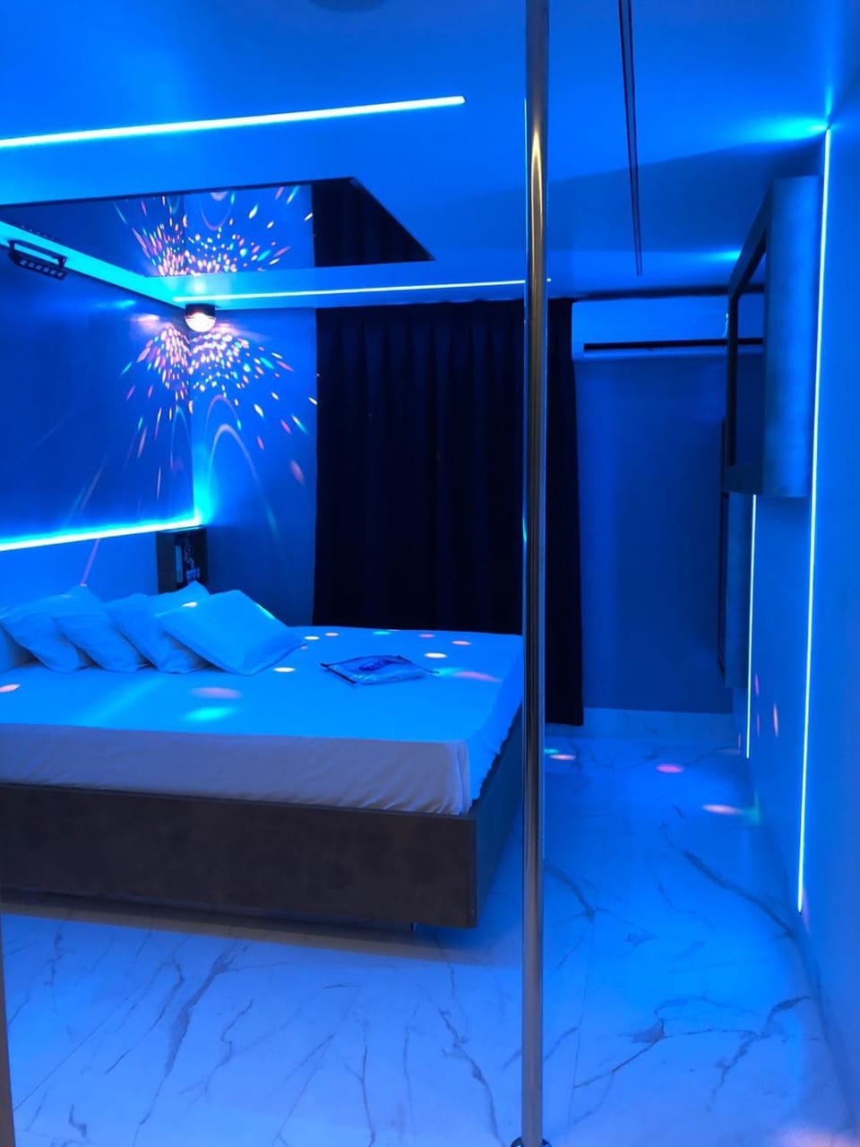 Bed, Evening entertainment, Bedroom, towels, air conditioner