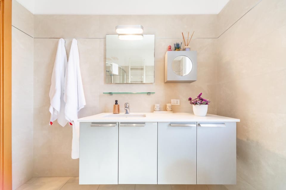 Bathroom, hair dryier, towels