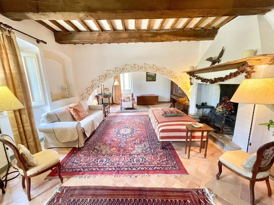 Adam House, exclusive Pool, outstanding views, vast garden, aircon, sleeps 8 Villa in Umbria