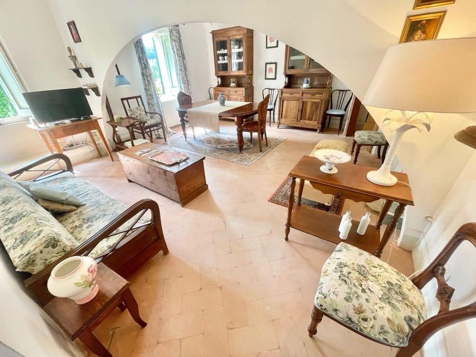 Adam House, exclusive Pool, outstanding views, vast garden, aircon, sleeps 8 Villa in Umbria