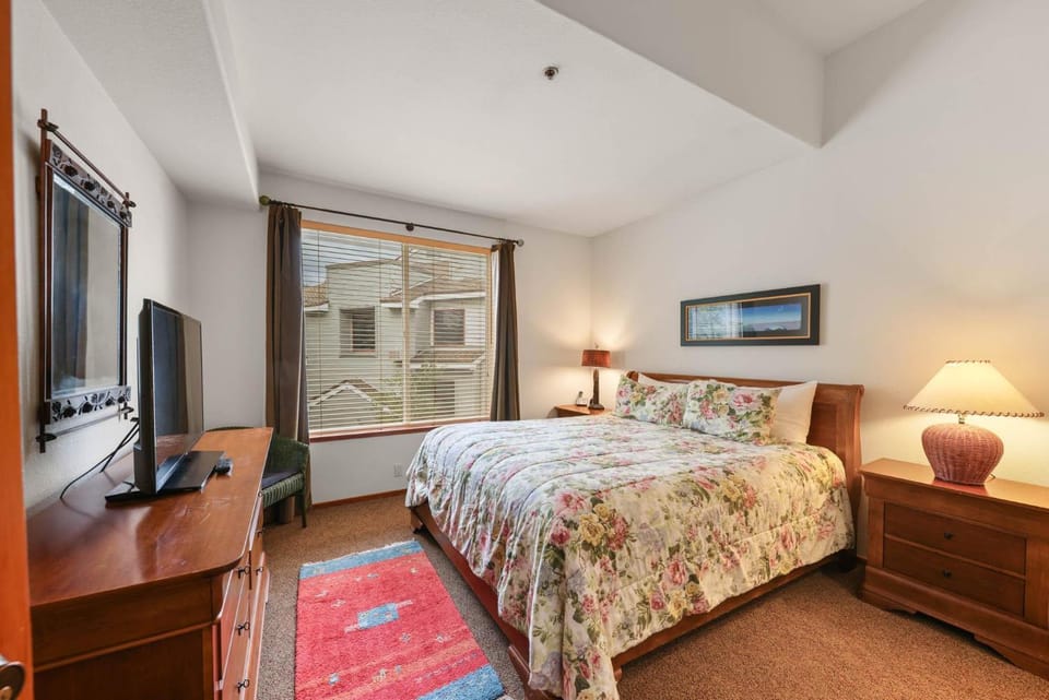 Palisades Tahoe Lodge Rentals Two Bedroom #422 Apartment in Palisades Tahoe (Olympic Valley)