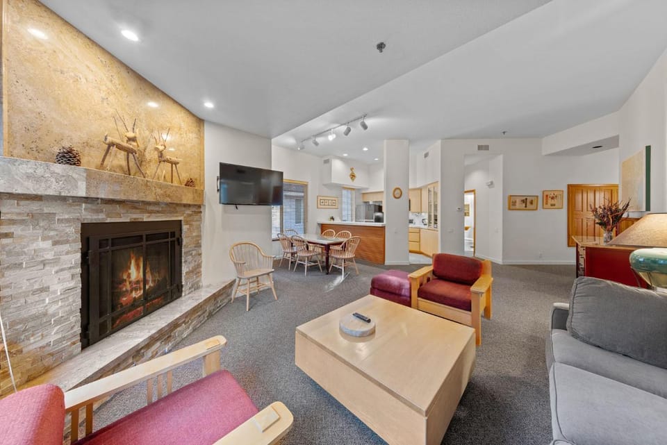 Palisades Tahoe Lodge Rentals Two Bedroom #521 Apartment in Palisades Tahoe (Olympic Valley)