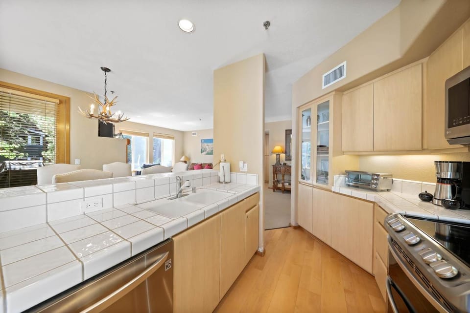 Palisades Tahoe Lodge Rentals Two Bedroom #512 Apartment in Palisades Tahoe (Olympic Valley)