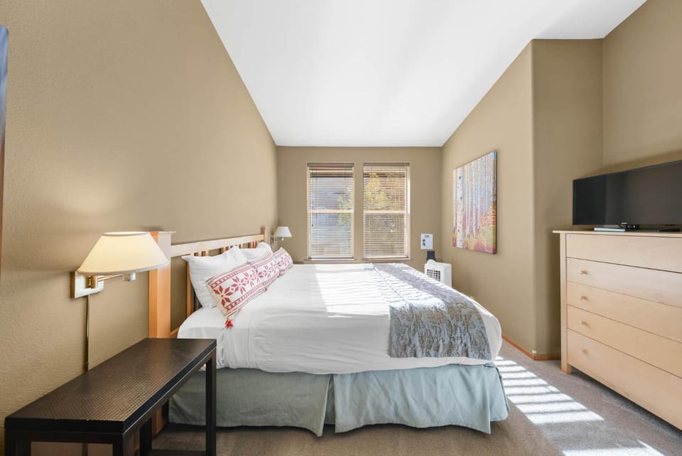 Palisades Tahoe Lodge Rentals Two Bedroom #804 Apartment in Palisades Tahoe (Olympic Valley)