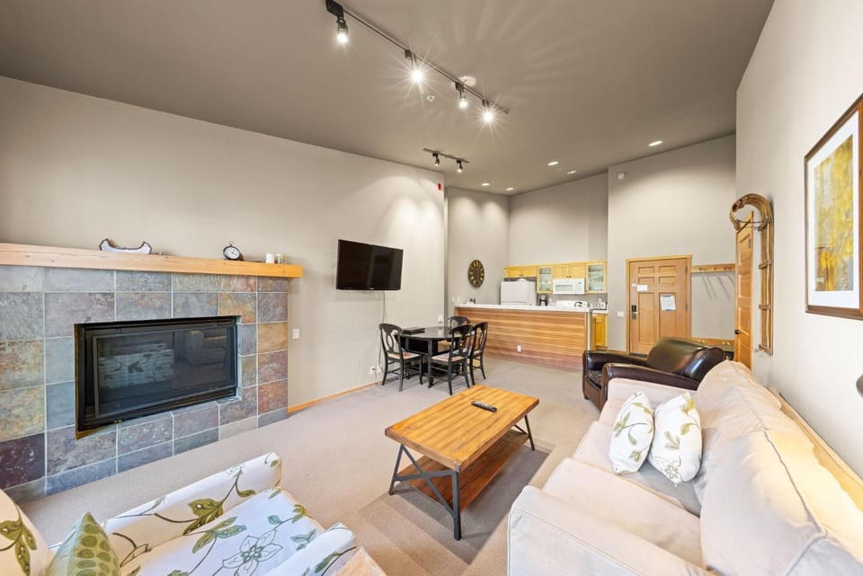 Palisades Tahoe Lodge Rentals Two Bedroom #809 Apartment in Palisades Tahoe (Olympic Valley)