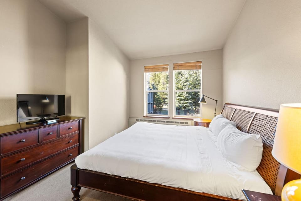 Palisades Tahoe Lodge Rentals Two Bedroom #809 Apartment in Palisades Tahoe (Olympic Valley)