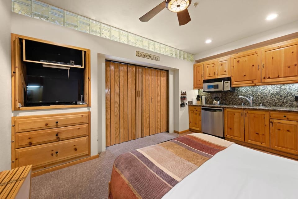Palisades Tahoe Lodge Rentals Premium Studio #243 Apartment in Palisades Tahoe (Olympic Valley)