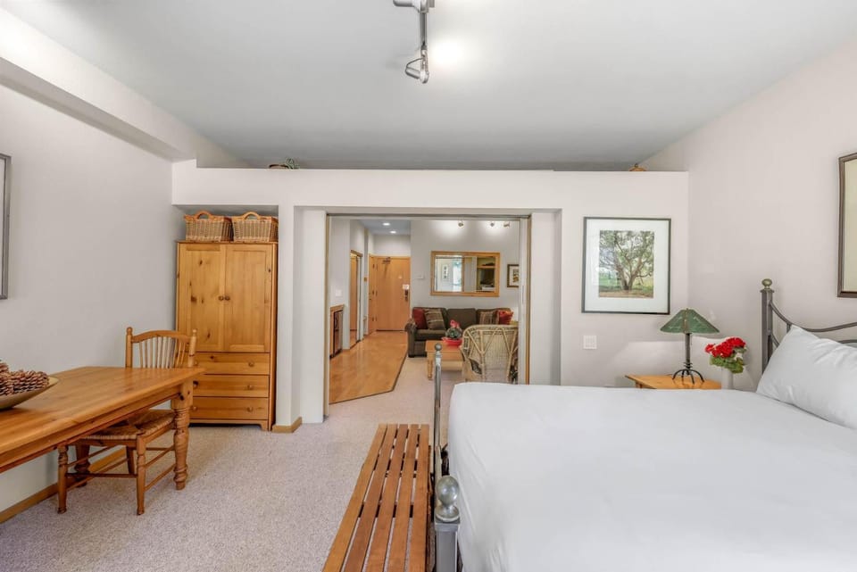 Palisades Tahoe Lodge Rentals Studio #143 Apartment in Palisades Tahoe (Olympic Valley)