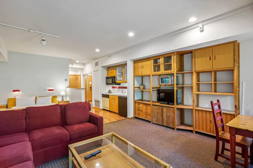Palisades Tahoe Lodge Rentals Studio #104 Apartment in Palisades Tahoe (Olympic Valley)