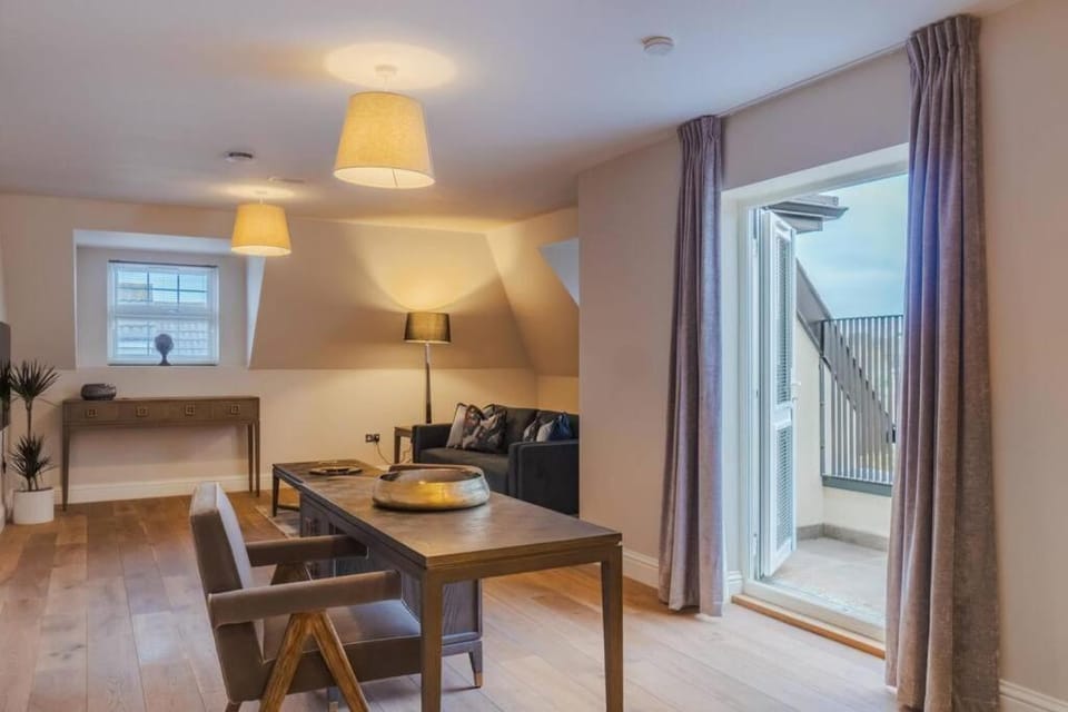 2BR Luxury Penthouse, Cinema Room, Private Parking - By Tempstay Apartment in Windsor