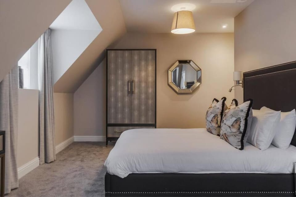 2BR Luxury Penthouse, Cinema Room, Private Parking - By Tempstay Apartment in Windsor