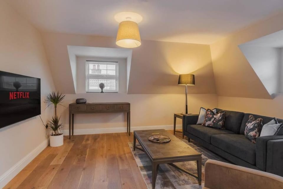 2BR Luxury Penthouse, Cinema Room, Private Parking - By Tempstay Apartment in Windsor