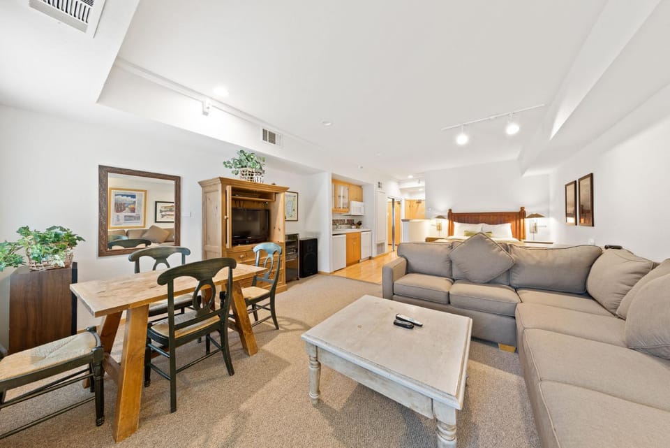 Palisades Tahoe Lodge Rentals Studio #111 Apartment in Palisades Tahoe (Olympic Valley)