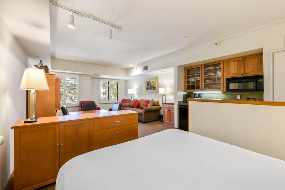 Palisades Tahoe Lodge Rentals Studio #203 Apartment in Palisades Tahoe (Olympic Valley)