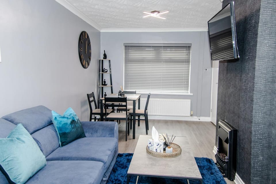 Communal lounge/ TV room, TV and multimedia, Living room, Seating area, Dining area, Evening entertainment
