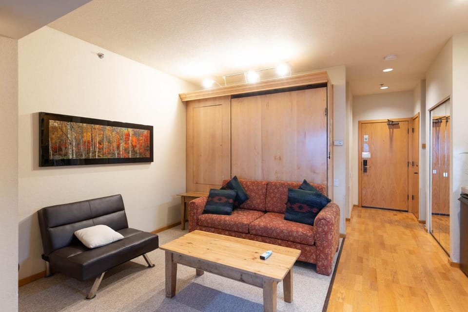 Palisades Tahoe Lodge Rentals Studio #147 Apartment in Palisades Tahoe (Olympic Valley)