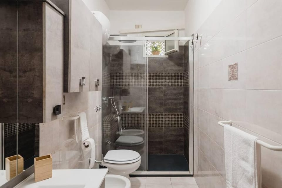 Shower, Toilet, Bathroom, bidet, towels