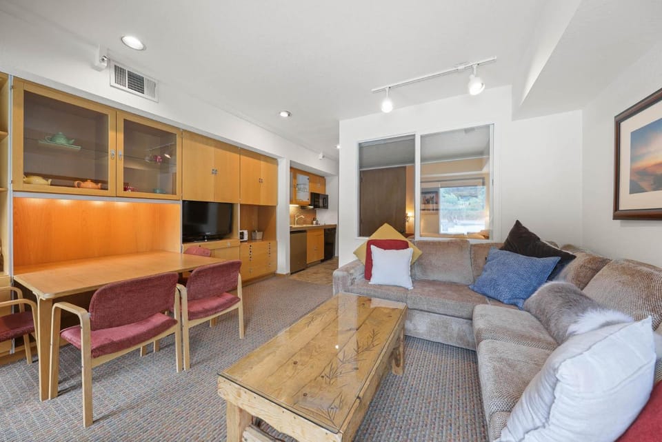 Palisades Tahoe Lodge Rentals Studio #223 Apartment in Palisades Tahoe (Olympic Valley)