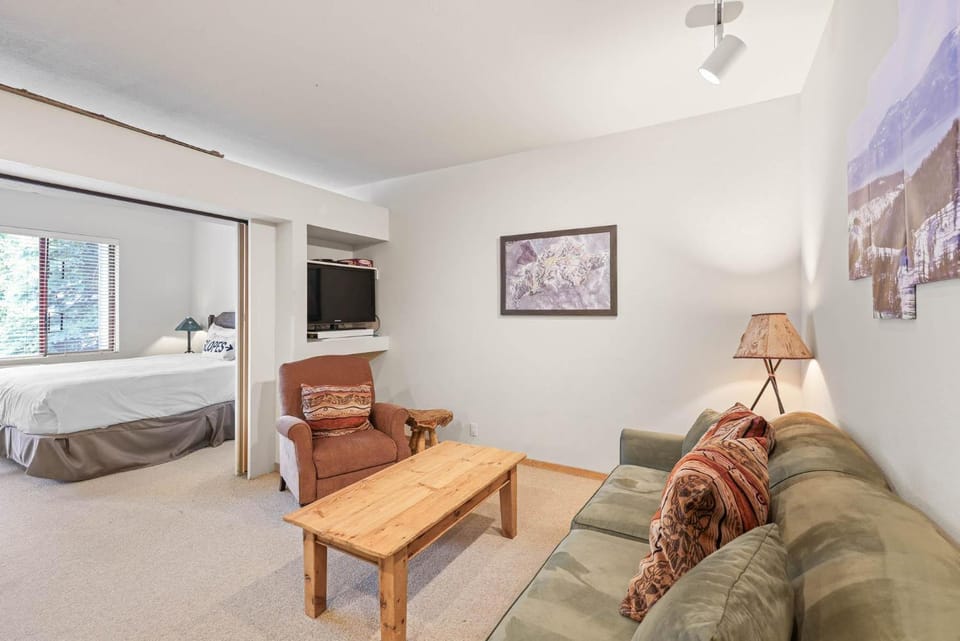 Palisades Tahoe Lodge Rentals Studio #248 Apartment in Palisades Tahoe (Olympic Valley)