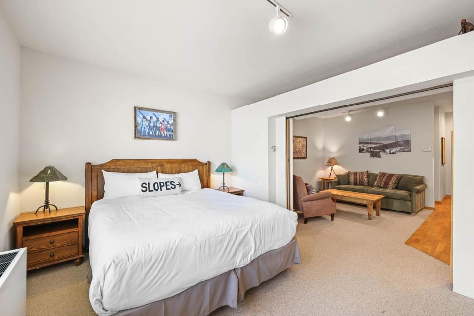 Palisades Tahoe Lodge Rentals Studio #248 Apartment in Palisades Tahoe (Olympic Valley)