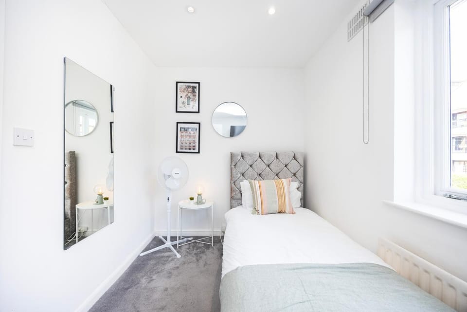 Stylish 2BR Home Near Canary Wharf with Garden & Free Parking House in London Borough of Lewisham