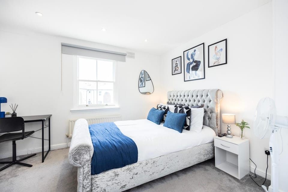 Stylish 2BR Home Near Canary Wharf with Garden & Free Parking House in London Borough of Lewisham