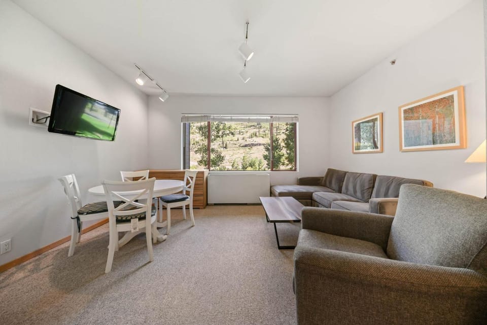 Palisades Tahoe Lodge Rentals Studio #247 Apartment in Palisades Tahoe (Olympic Valley)