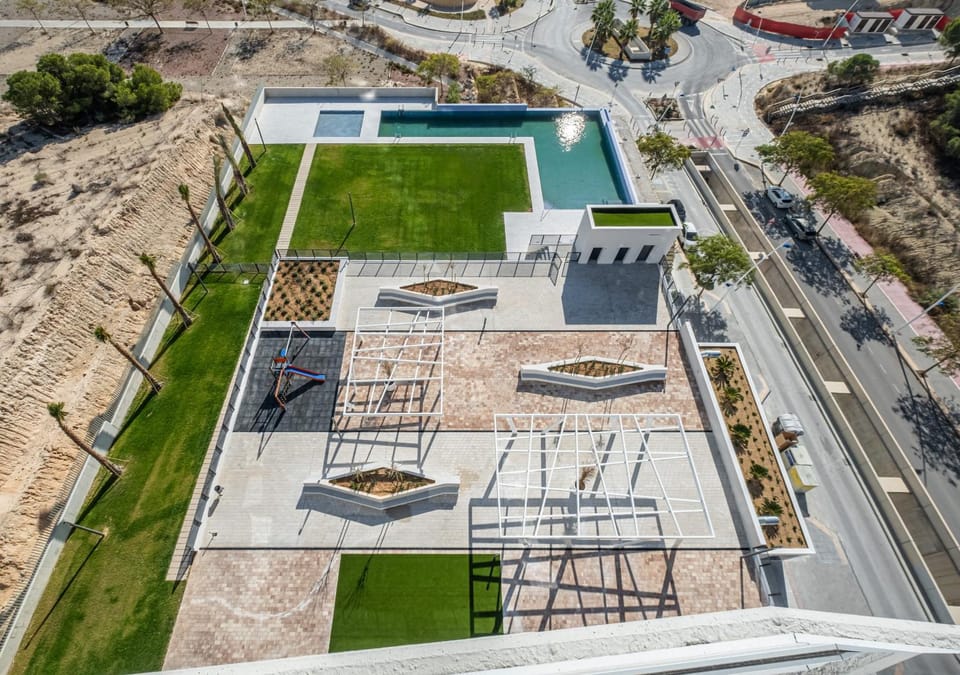 Property building, Day, Neighbourhood, Pool view, Street view, Swimming pool, Location