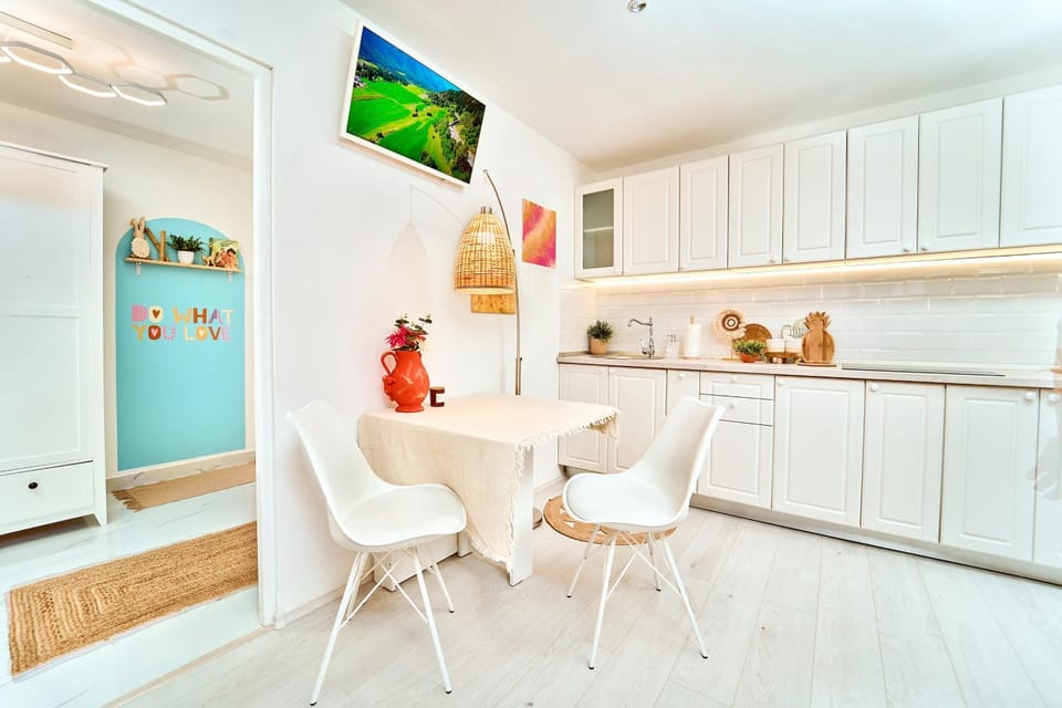 TV and multimedia, Kitchen or kitchenette, Living room, Seating area, Dining area