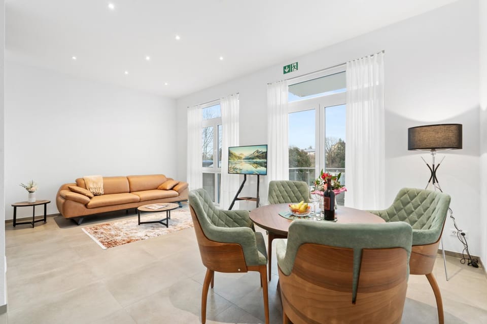 Communal lounge/ TV room, TV and multimedia, Living room, Seating area, Dining area, Evening entertainment