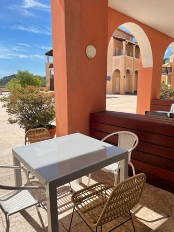 CAP ESTEREL, T2 VUE MER 4 couchages adapté PMR Apartment in Saint-Raphael