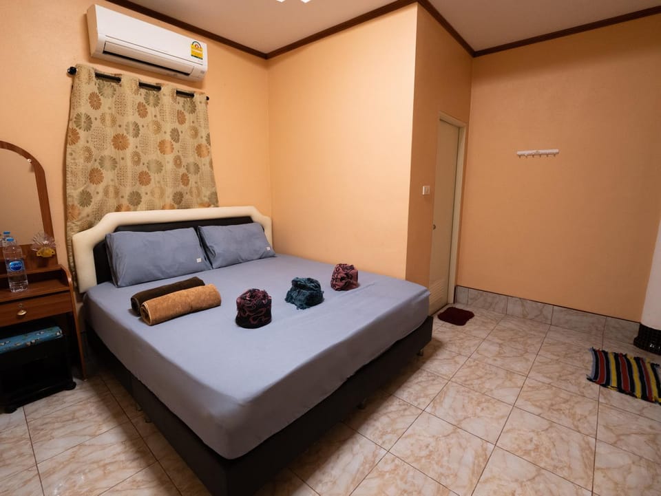 Bed, Bedroom, air conditioner