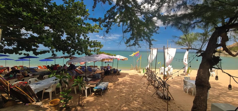 Restaurant/places to eat, Beach, group of guests