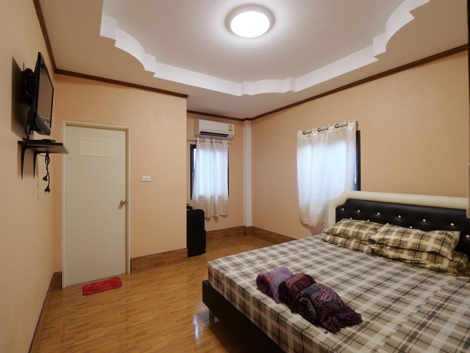 Bed, TV and multimedia, Photo of the whole room, Bedroom