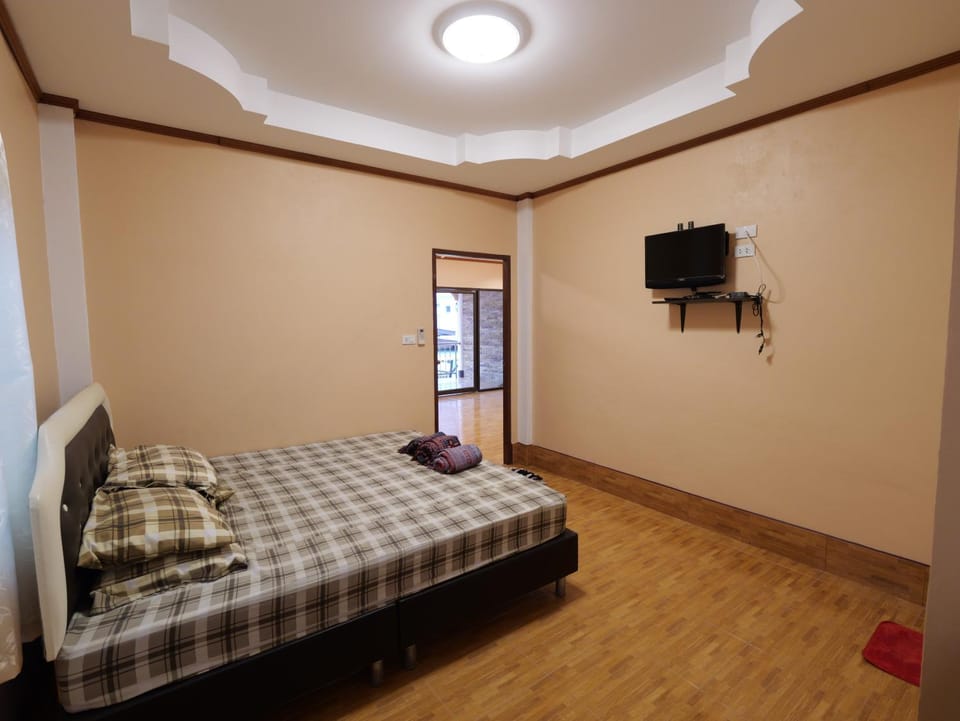 Bed, TV and multimedia, Photo of the whole room, Bedroom