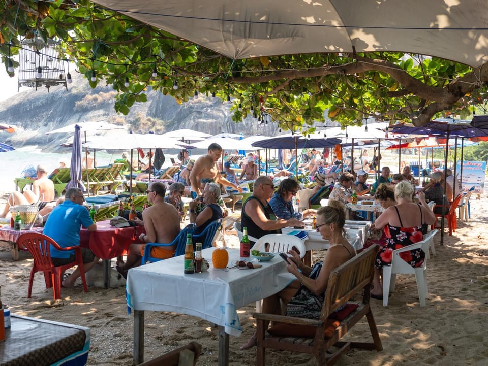 Restaurant/places to eat, Day, People, Food and drinks, Banquet/Function facilities, Food, Guests, group of guests