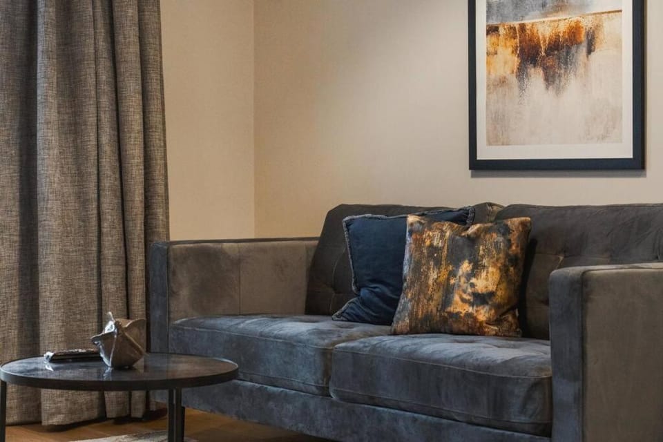 Castle Views - 2 Bed 2 Bath - Free Parking - By Tempstay Apartment in Windsor