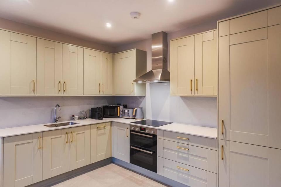 Castle Views - 2 Bed 2 Bath - Free Parking - By Tempstay Apartment in Windsor