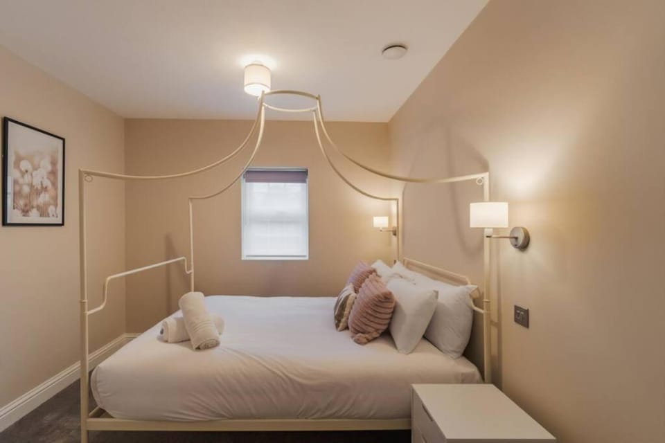 Castle Views - 2 Bed 2 Bath - Free Parking - By Tempstay Apartment in Windsor