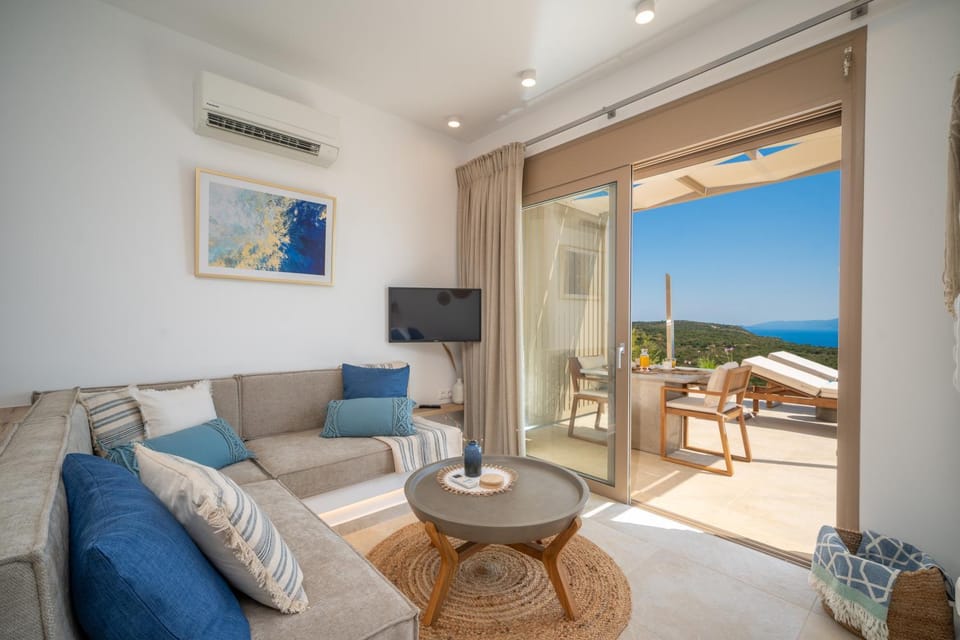 Communal lounge/ TV room, Day, Natural landscape, TV and multimedia, View (from property/room), Balcony/Terrace, Living room, Seating area, Sea view