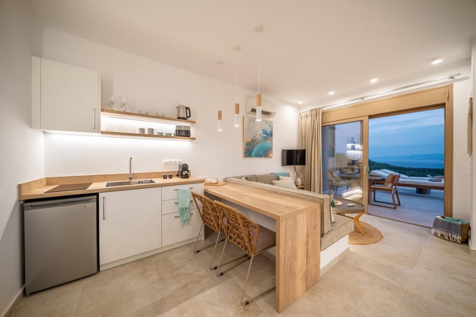 Communal lounge/ TV room, Kitchen or kitchenette, Dining area, Sea view, stove