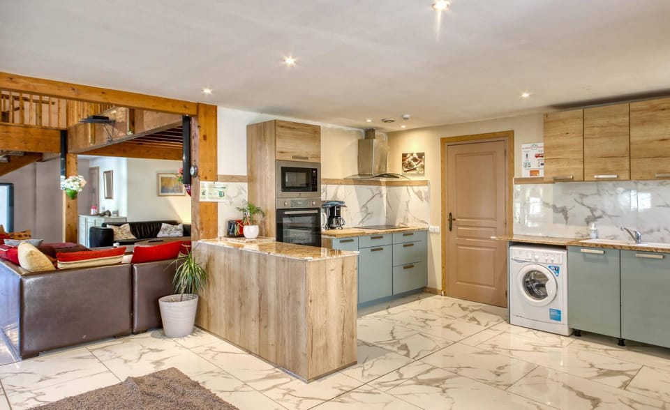 Coffee/tea facilities, Kitchen or kitchenette, Kitchen or kitchenette, Living room, Seating area, dishwasher, oven, stove, toaster, washing machine