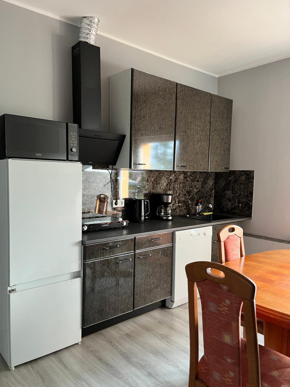 Kitchen or kitchenette, Dining area