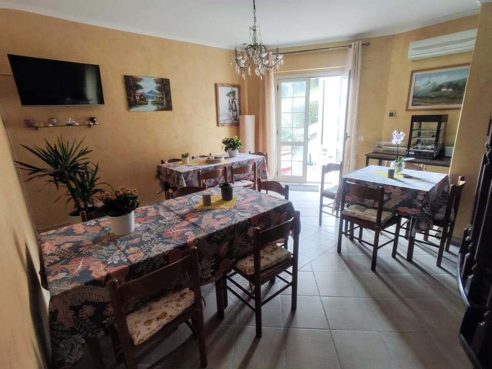 Communal lounge/ TV room, Coffee/tea facilities, Dining area, Breakfast, Continental breakfast, Italian breakfast