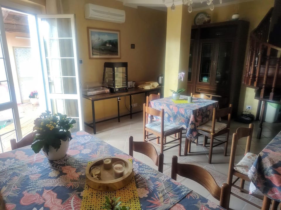 Coffee/tea facilities, Dining area, Breakfast, Continental breakfast, Italian breakfast
