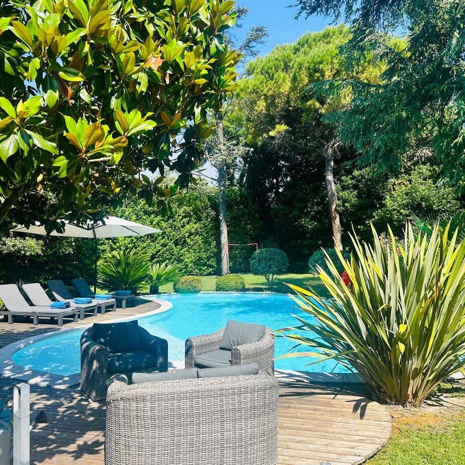 Patio, Pool view, Swimming pool, sunbed, towels