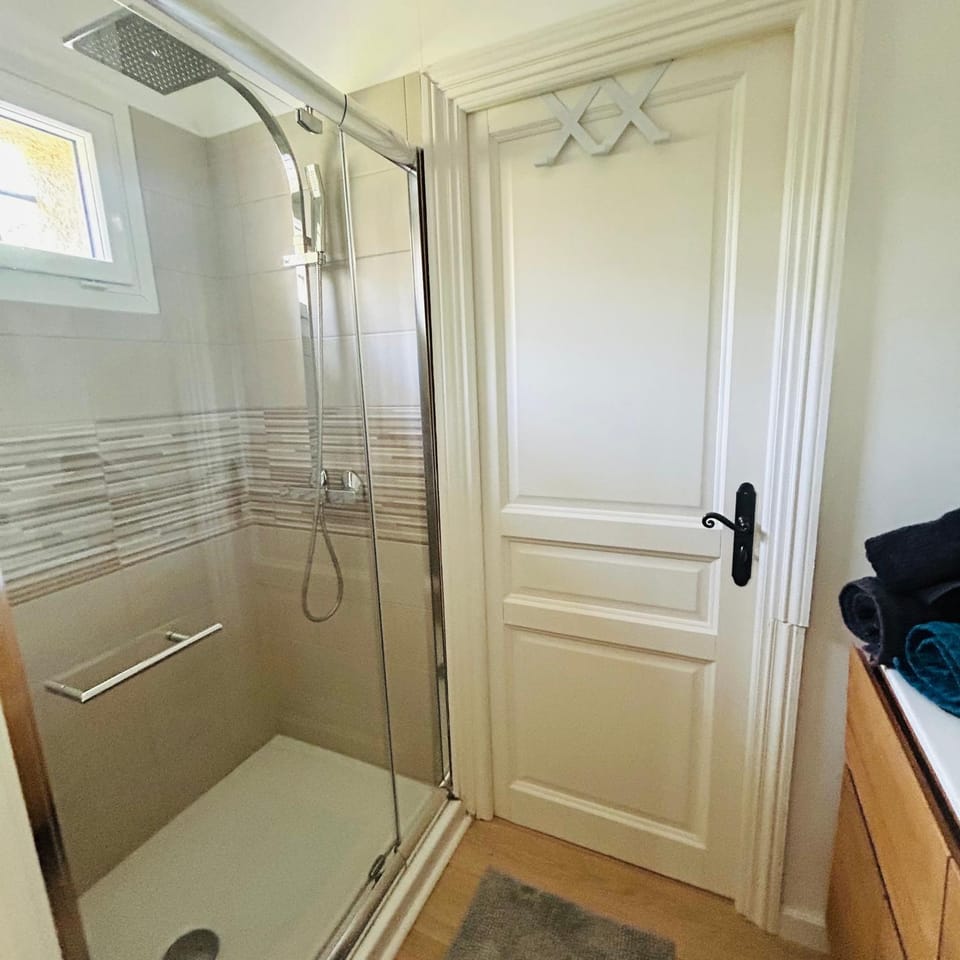 Shower, towels