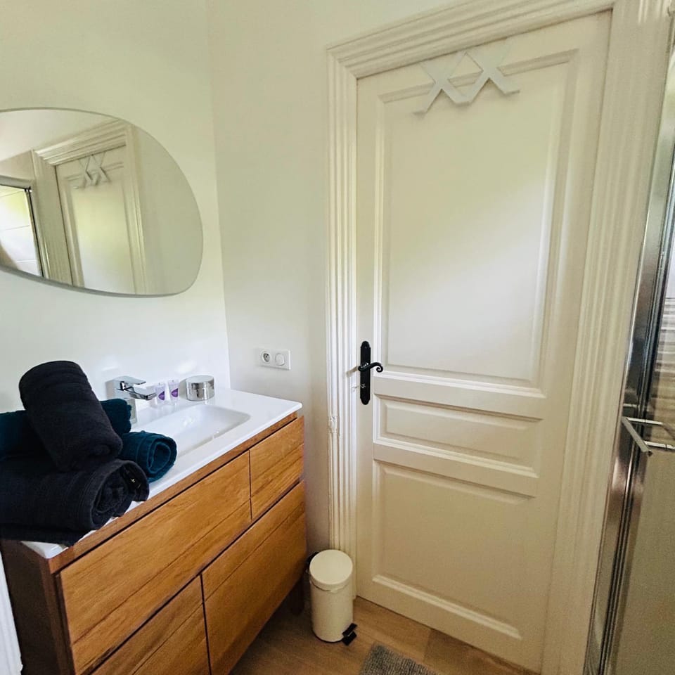 Bathroom, towels